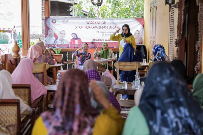 Sejumlah perempuan di Cirebon mendeklarasikan dukungannya untuk pasangan capres-cawapres Ganjar Pranowo dan Mahfud MD di Pilpres 2024.