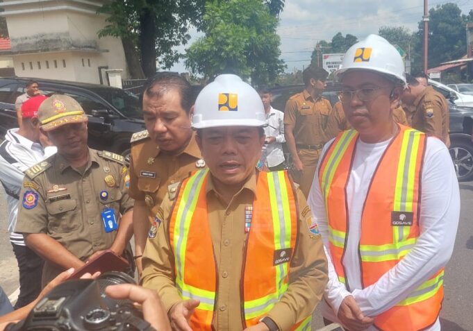 Gubernur Jambi Al Haris membuka acara Peringatan Hari Jalan Nasional tahun 2023 di Halaman Kantor BPJN Jambi, Pasir Putih Kota Jambi pada Senin (4/12/2023).