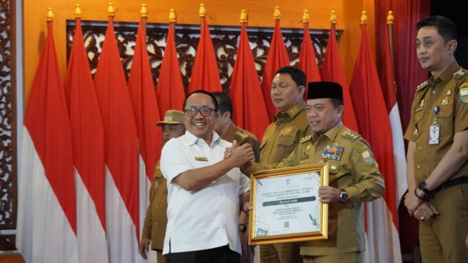 Gubernur Jambi Al Haris saat menerima penyerahan alokasi DIPA 2024 dari Pemerintah Pusat, dalam hal ini diwakili Kakanwil DJPb Kemenkeu Jambi