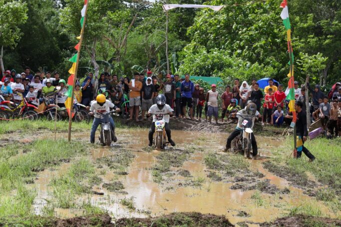 Gerakan Panrannuangku Dukung Ganjar sukses menggelar lomba balap motor ojek gabah di area persawahan Desa Cakura, Kecamatan Polombangkeng Selatan, Kabupaten Takalar, Sulawesi Selatan