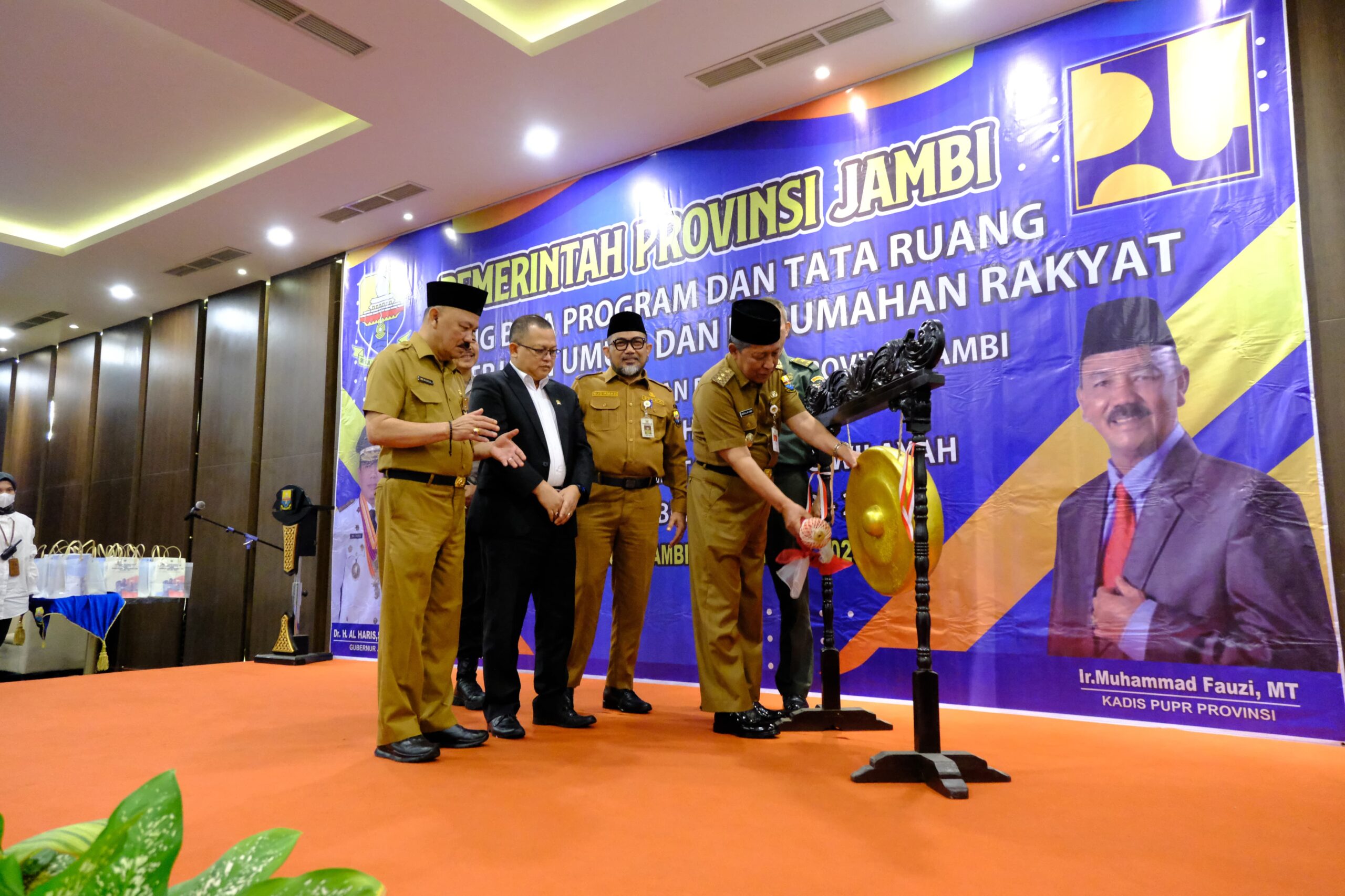 Wakil Gubernur Jambi, KH Abdullah Sani secara resmi membuka kegiatan Sosialisasi Peraturan Daerah Provinsi Jambi Nomor 7 Tahun 2023 tentang Rencana Tata Ruang Wilayah (RTRW) Provinsi Jambi 2023-2043