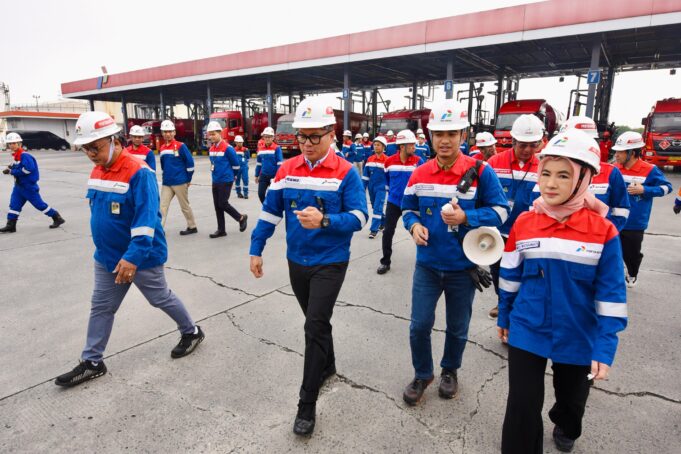 Wakil Menteri Badan Usaha Milik Negara (BUMN) Kartika Wirjoatmodjo bersama Direktur Utama PT Pertamina (Persero) Nicke Widyawati meninjau langsung kesiapan Integrated Terminal Jakarta (ITJ)