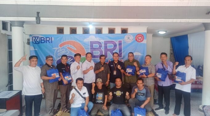 Yayasan Aftah Qalbi Insani bekerja sama dengan Bank BRI dalam program BRI Peduli mendistribusikan 4.545 paket sembako untuk warga Kelurahan Cipinang Besar Utara