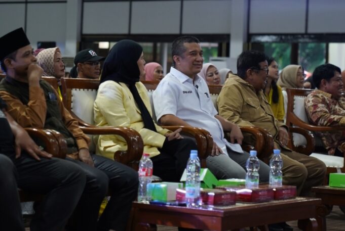 Wakil Ketua Umum DPP Partai Golkar Erwin Aksa merayakan Hari Ulang Tahun ke-48 bersama sekitar 1.500 relawan di Gedung Serbaguna Senayan