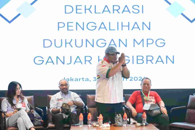 Komandan Relawan TKN Prabowo-Gibran, Haris Rusli Moty (kedua dari kiri) bersama Masyarakat Pendukung Ganjar (MPG) menghadiri deklarasi pengalihan dukungan MPG Ganjar ke Gibran di Jakarta, Rabu (31/1/2024). Foto: istimewa