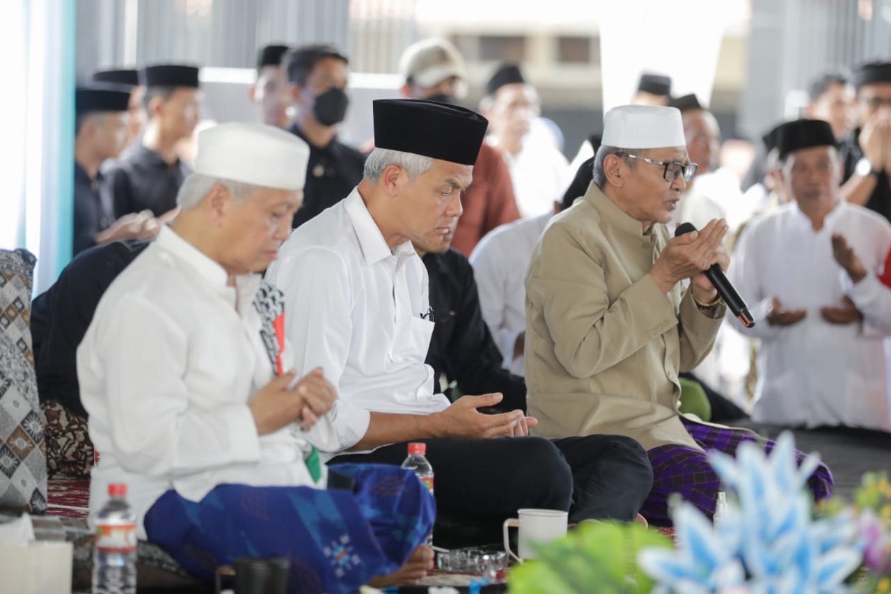 Silaturahmi capres Ganjar Pranowo ke Pondok Pesantren (Ponpes) An Nawawi bertema "Sewelasan" di Berjan, Dusun IV, Lugosobo, Kecamatan Gebang, Kabupaten Purworejo, Jawa Tengah, pada Minggu (31/12/2023)