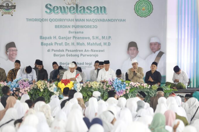 Silaturahmi capres Ganjar Pranowo ke Pondok Pesantren (Ponpes) An Nawawi bertema "Sewelasan" di Berjan, Dusun IV, Lugosobo, Kecamatan Gebang, Kabupaten Purworejo, Jawa Tengah, pada Minggu (31/12/2023)