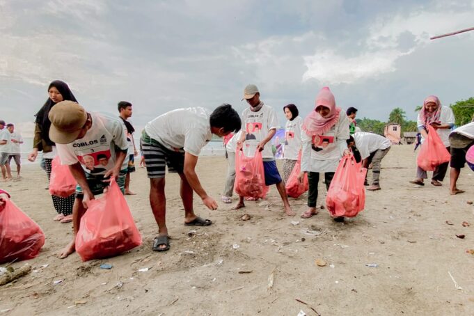 Sampah Berserakan Usai Pergantian Malam Tahun Baru, Relawan Gardu Ganjar Gelar Aksi Bersih-bersih di Pantai Banten Selatan