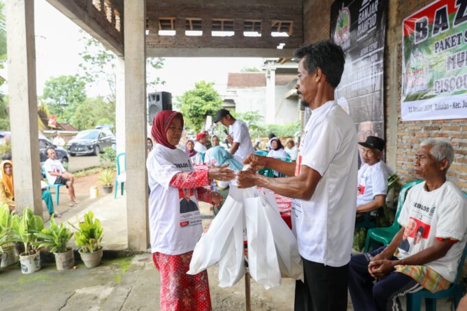 Relawan Petani Tebu Bersatu (Petebu) Dukung Ganjar Jawa Tengah menggelar pasar sembako murah dengan harga yang sangat terjangkau