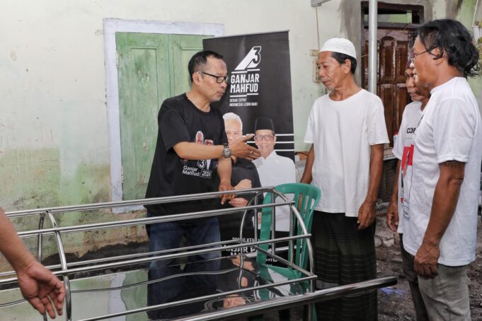 Sukarelawan Ganjar-Mahfud Nusa Tenggara Barat (NTB) menyerahkan bantuan keranda mayat untuk warga Desa Kediri
