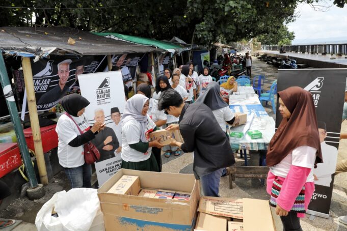 Relawan Ganjar-Mahfud NTB Bantu Pelaku UMKM di Wisata Pantai Ampenan Mataram