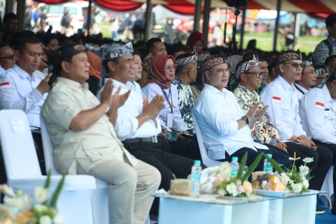 Menteri Pertanian, Andi Amran Sulaiman (tengah) bersama Menteri Pertahanan, Prabowo Subianto (paling kiri). Foto: Humas Kementan