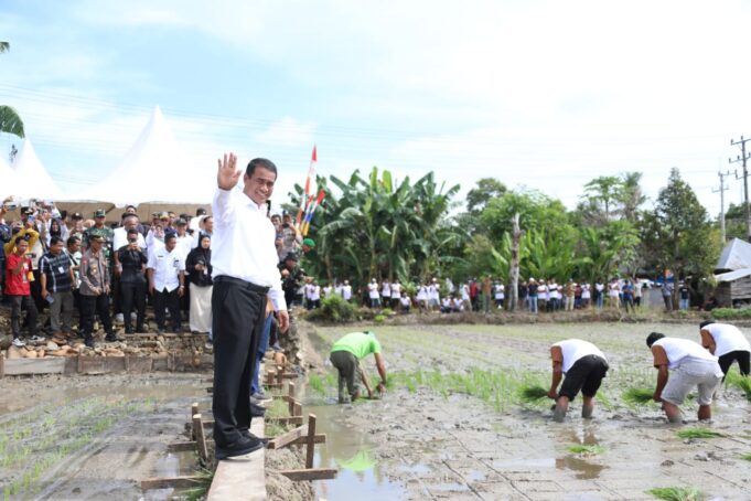 Menteri Pertanian, Andi Amran Sulaiman saat menghadiri kegiatan temu pekebun di Lapangan Pancasila, Kota Palopo, Sulawesi Selatan. Foto: Humas Kementan