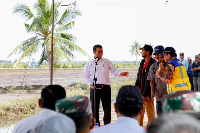 Menteri Pertanian (Mentan), Andi Amran Sulaiman saat melakukan kunjungan kerja di Desa Sumber Hidup, Kecamatan Muara Telang, Kabupaten Banyuasin, Provinsi Sumatera Selatan (Sumsel), Jumat (1/3/24).