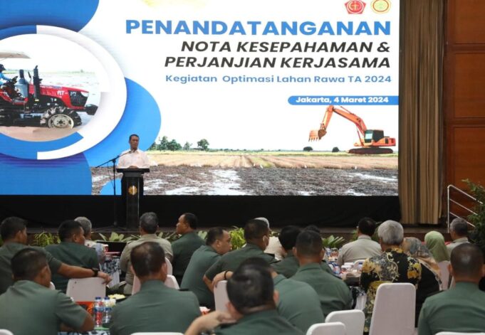 Menteri Pertanian (Mentan), Andi Amran Sulaiman saat menyampaikan arahan dalam Penandatangan Nota Kesepahaman dan Kerjasama Kementan dengan TNI dalam Optimasi Lahan Rawa di Auditorium Kementan, Jakarta. Foto: Kementan