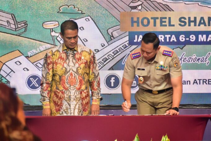 Menteri Pertanian (Mentan), Andi Amran Sulaiman (kiri) bersama Menteri ATR/BPN, Agus Harimurti Yudhoyono (kanan) dalam Rakornas ATR/BPN di Hotel Shangri-la, Jakarta.