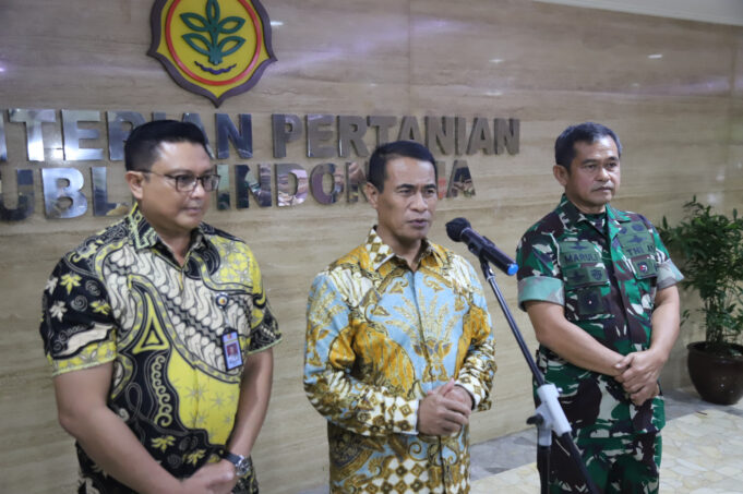 Menteri Pertanian (Mentan), Andi Amran Sulaiman (tengah) bersama Kepala Staf Angkatan Darat (KSAD), Jenderal TNI Maruli Simanjuntak (kanan).