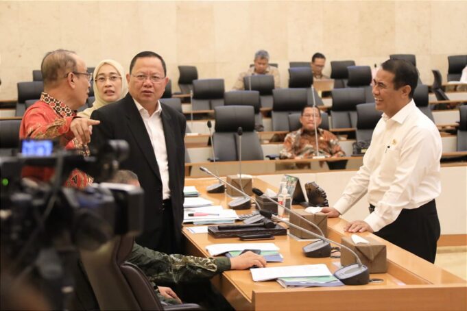 Menteri Pertanian, Andi Amran Sulaiman (kanan) bersama Ketua Komisi IV DPR, Sudin usai rapat kerja di Senayan, Jakarta.