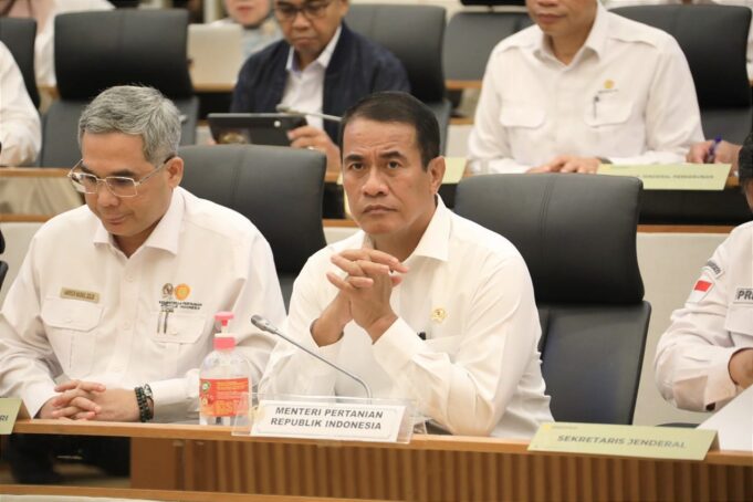 Menteri Pertanian, Andi Amran Sulaiman (tengah), bersama Wakil Menteri Pertanian (Wamentan), Harvick Hasnul Qolbi saat menghadiri Rapat Kerja dengan Komisi IV DPR RI di Jakarta.