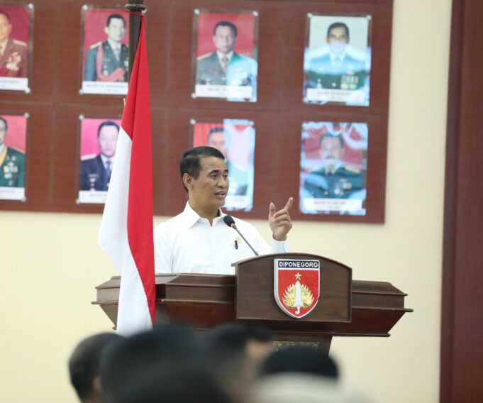 Menteri Pertanian, Andi Amran Sulaiman dalam Rapat Koordinasi Optimalisasi Lahan Melalui Pompanisasi di Aula Makodam IV/Diponegoro, Semarang. Foto: Humas Kementan.