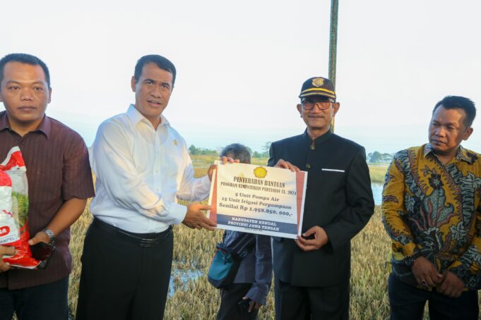 Menteri Pertanian (Mentan), Andi Amran Sulaiman saat menyerahkan bantuan pertanian secara simbolis di Kabupaten Kendal, Jawa Tengah, Jumat (22/3/2024). Foto: Humas Kementan