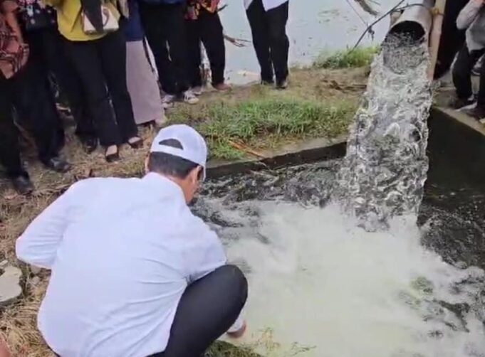 Menteri Pertanian (Mentan), Andi Amran Sulaiman saat meninjau pompanisasi di lahan sawah, Kabupaten Gerbogan, Jawa Tengah. Foto: Humas Kementan