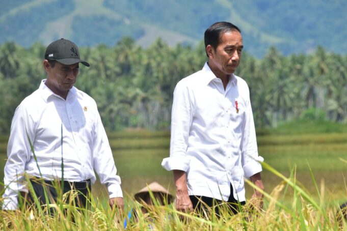 Presiden Joko Widodo bersama Menteri Pertanian, Andi Amran Sulaiman saat meninjau panen padi di Kabupaten Sigi, Sulawesi Tengah. Foto: Humas Kementan.