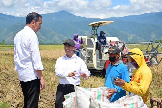 Menteri Pertanian, Andi Amran Sulaiman saat mendampingi Presiden Joko Widodo meninjau stok beras di Kabupaten Tolitoli. Foto: Humas Kementan.