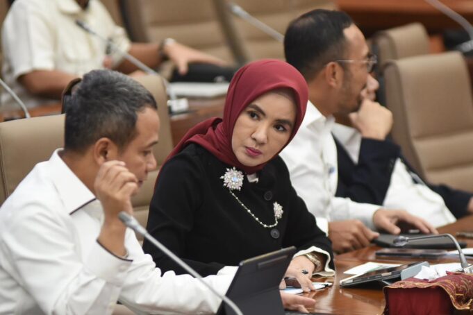 Direktur Utama Pertamina Nicke Widyawati berbincang bersama Wakil Dirut Pertamina Wiko Migantoro saat kegiatan Rapat Dengar Pendapat Komisi VI yang diselenggarakan Gedung Nusantara 1, DPR, Jakarta pada Kamis (28/3/2024)