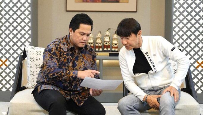 Ketua Umum PSSI Erick Thohir saat berdiskusi dengan pelatih Timnas Indonesia Shin Tae Yong.