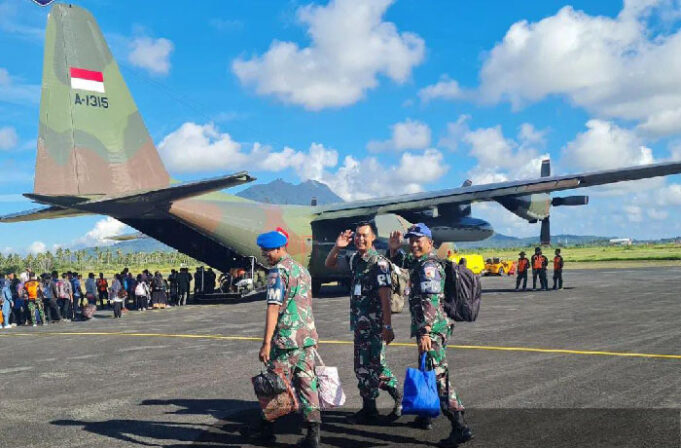 Para personel Lanud RSA saat turun dari pesawat pada Minggu (14/4) di Bandara Lanud RSA Natuna.