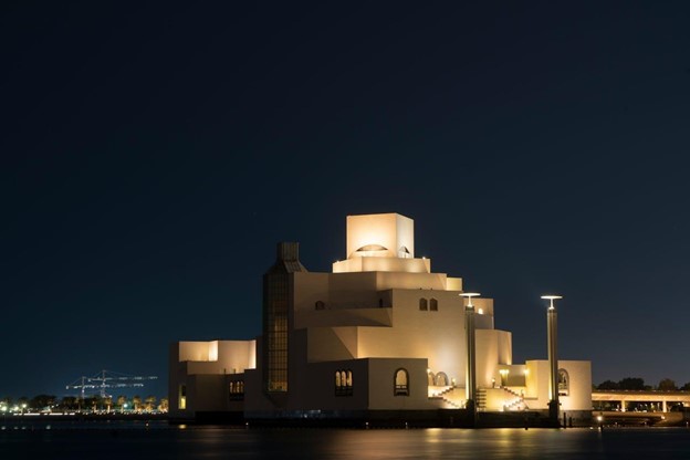 https://www.pexels.com/photo/museum-of-islamic-art-in-doha-illuminated-at-night-18845396/