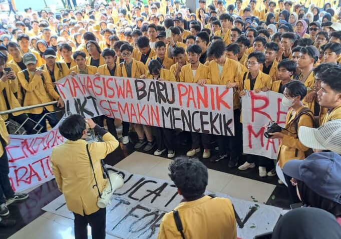 Gelombang protes mahasiswa atas kenaikan biaya uang kuliah tunggal (UKT) terjadi di sejumlah perguruan tinggi. Beberapa aksi protes mewujud dalam demonstrasi