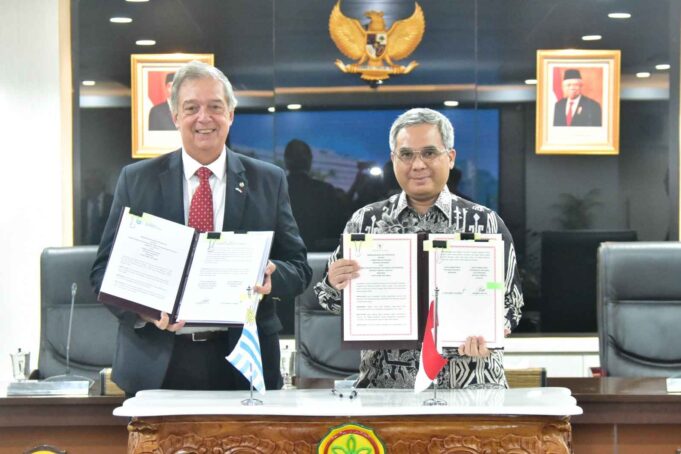 Wamentan Harvick usai melakukan penandatangan Memorandum Saling Pengertian (MSP) bersama Menteri Peternakan, Pertanian dan Perikanan Republik Oriental Uruguay, Yang Mulia Fernando Mattos di kantor Kementerian Pertanian RI, Jakarta. Foto: Humas Kementan