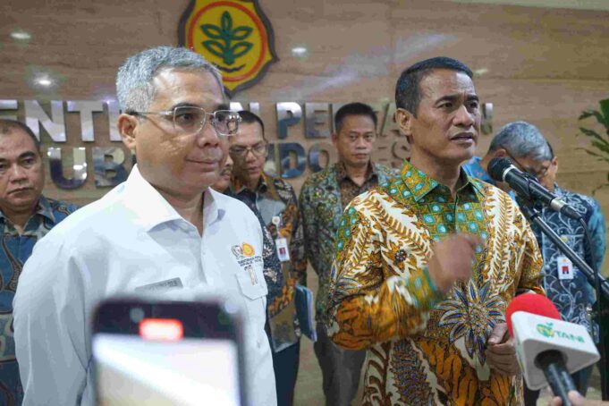 Menteri Pertanian, Andi Amran Sulaiman (kanan) bersama Wakil Menteri Pertanian, Harvick Hasnul Qolbi saat memberikan keterangan media. Foto: Humas Kementan