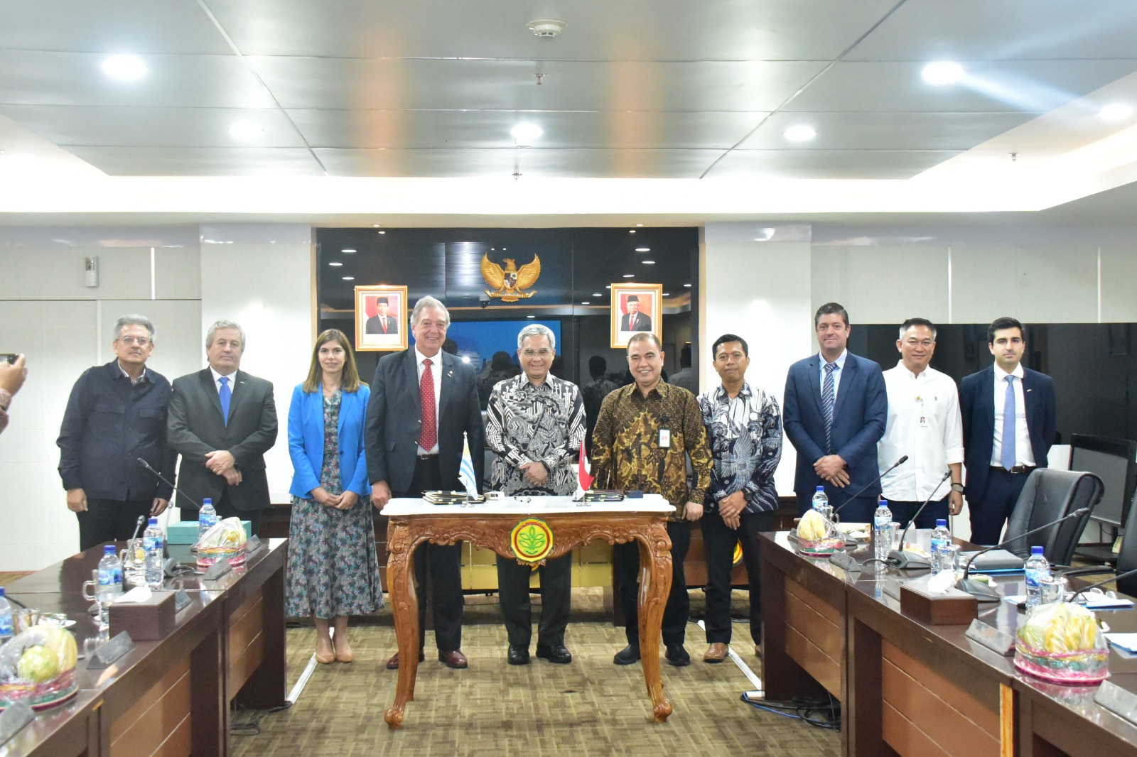 Wamentan Harvick bersama delegasi Menteri Peternakan, Pertanian dan Perikanan Republik Oriental Uruguay, Yang Mulia Fernando Mattos di kantor Kementan RI, Jakarta. Foto: Humas Kementan