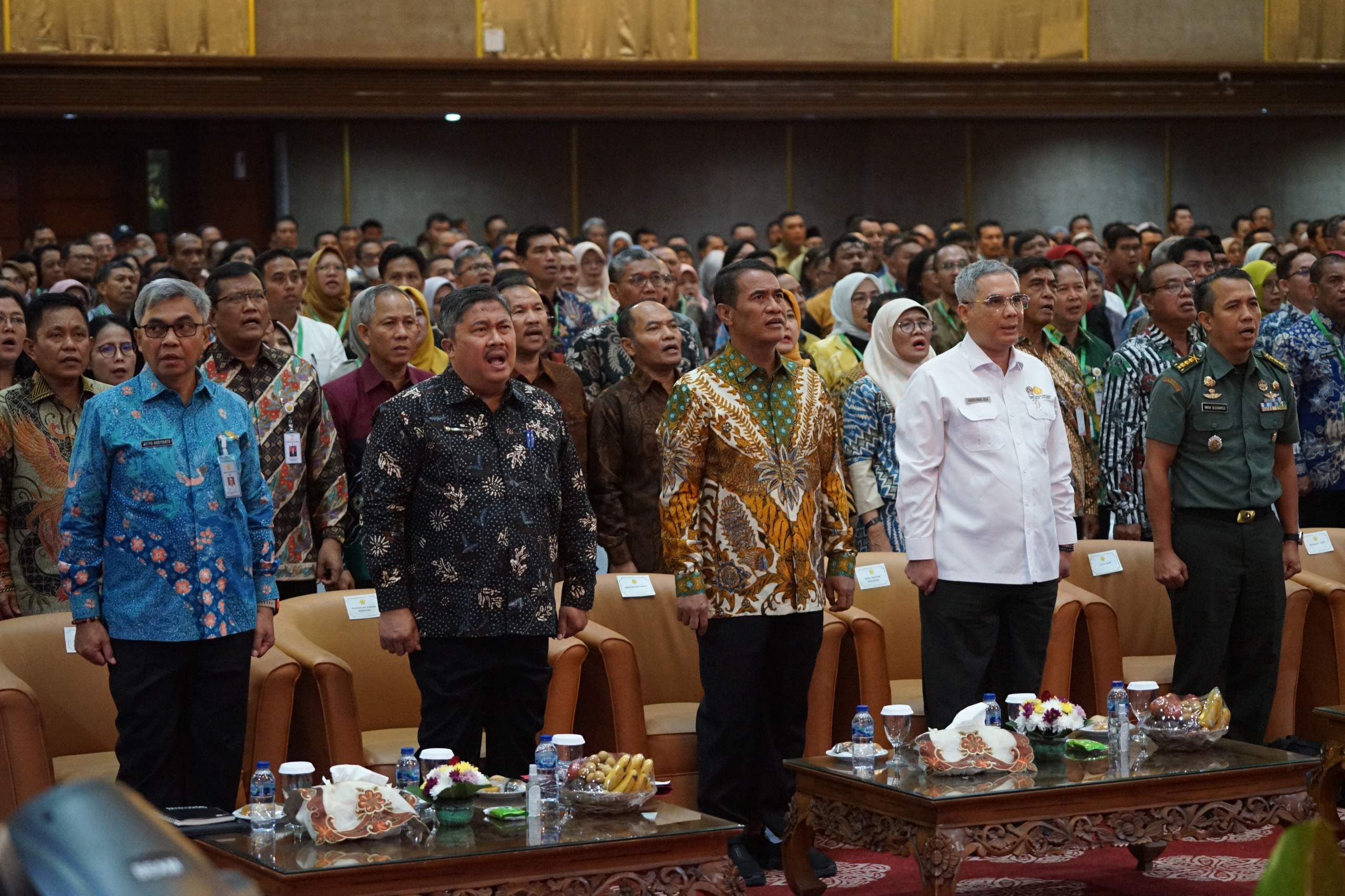 Menteri Pertanian, Andi Amran Sulaiman dan Wakil Menteri Pertanian, Harvick Hasnul Qolbi (kedua dari kanan) saat menghadiri pembukaan Musrenbangtannas 2024 di auditorium Kementerian Pertanian RI, Jakarta. Foto: Humas Kementan