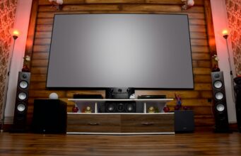 https://www.pexels.com/photo/home-theatre-projection-screen-and-equipment-13348768/