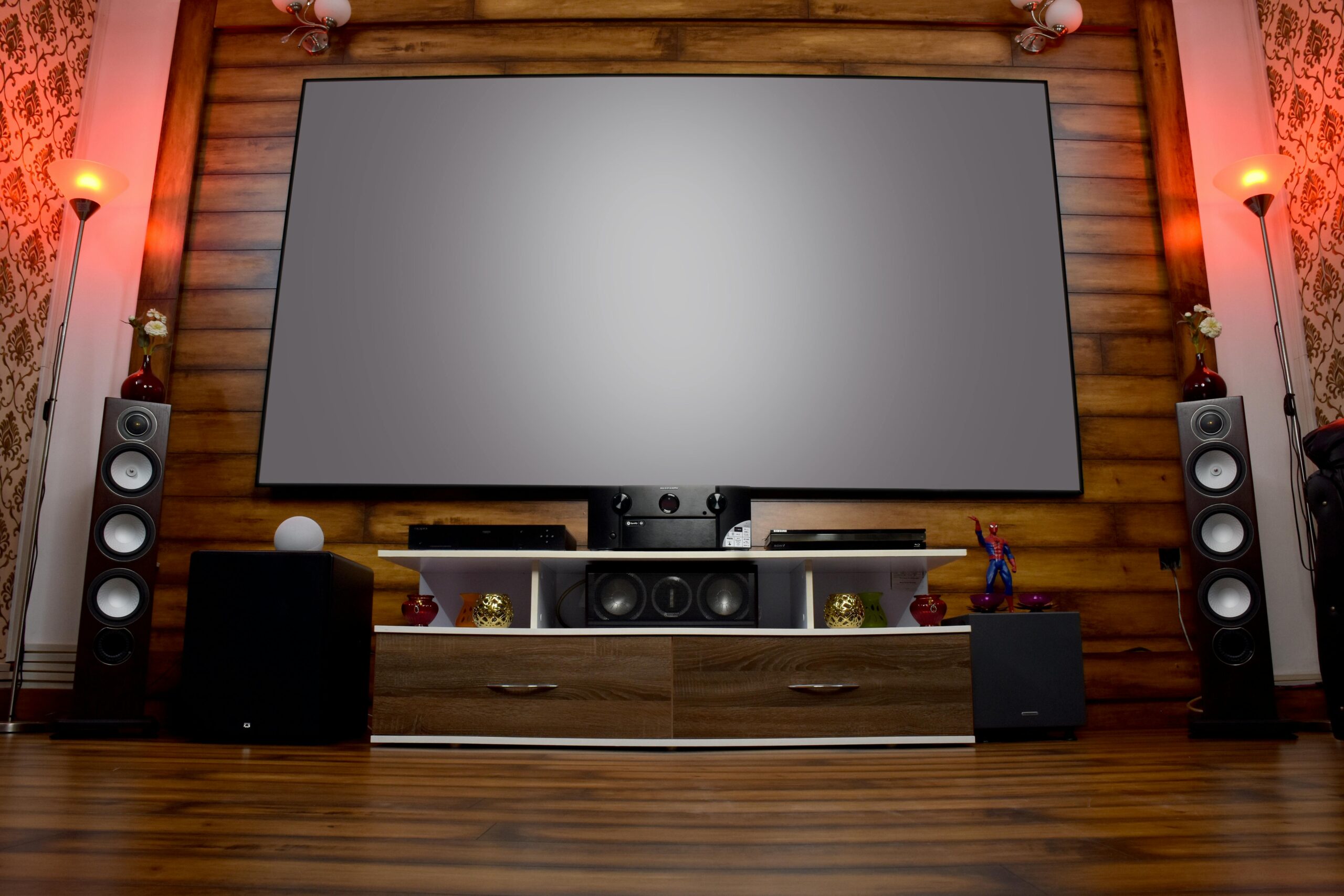 https://www.pexels.com/photo/home-theatre-projection-screen-and-equipment-13348768/