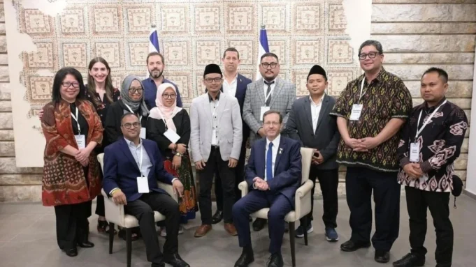 Tokoh Muda NU Pose Bersama Presiden Israel Isaac Herzog