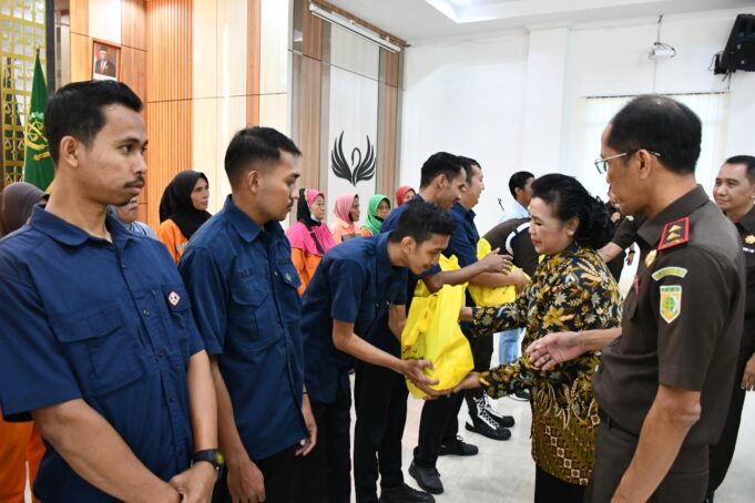 Kepala Kejaksaan Tinggi Jambi Hermon Dekristo didampingi Ketua IAD (Ikatan Adhyaksa Dharmakarini) Wilayah Jambi Puspa Hermon menyerahkan bantuan paket sembako kepada pegawai honorer Kejati Jambi dan Perwakilan Petugas Kebersihan DLH Kota Jambi