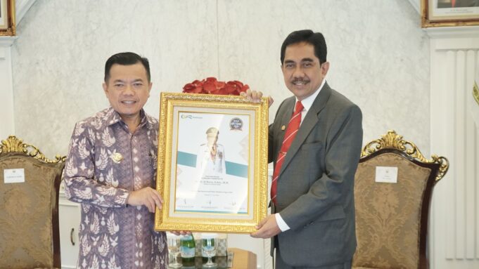 Gubernur Jambi, Al Haris menerima sertifikat penghargaan Top GPR Figure Award 2024. Penyerahan sertifikat penghargaan diberikan langsung oleh Pendiri GPR Institute Prof. Widodo Muktiyo