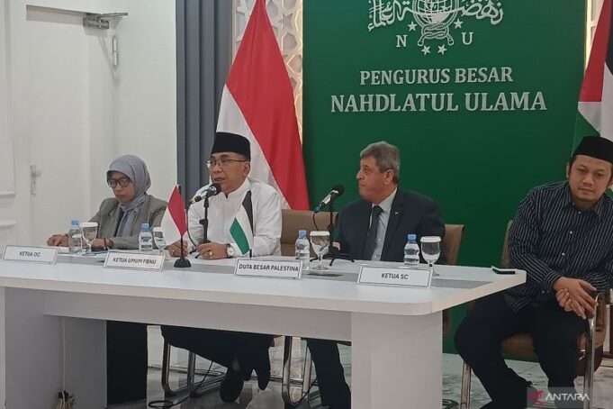 Ketua Umum PBNU KH Yahya Cholil Staquf dan Duta Besar (Dubes) Palestina untuk Indonesia Zuhair Al-Shun dalam konferensi pers di Gedung PBNU, Jakarta, Senin (5/8/2024).