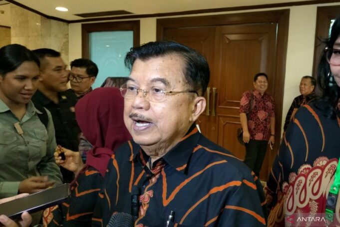 Wakil Presiden RI ke-10 dan ke-12 Jusuf Kalla ditemui usai acara pemberian penghargaan satyalancana kebaktian sosial pada masyarakat yang telah mendonorkan darah 100 kali di Jakarta, Senin (5/8/2024).