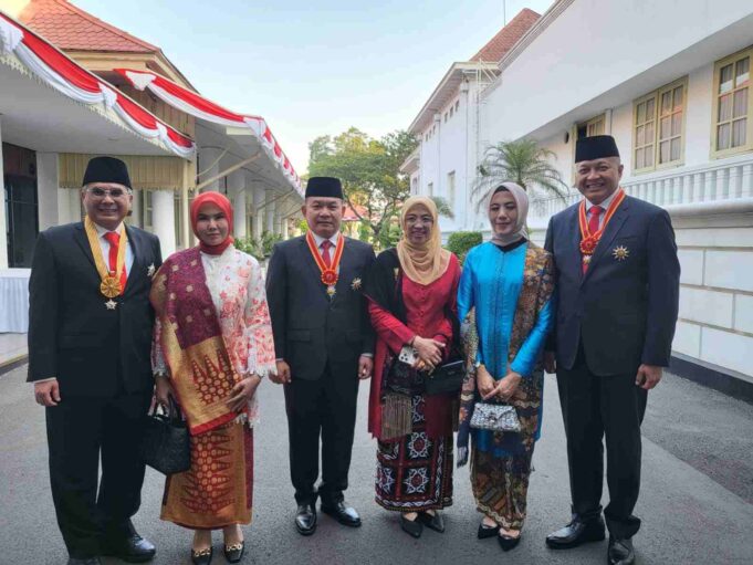 Mantan Wakil Menteri Pertanian (Wamentan), Harvick Hasnul Qolbi (paling kiri), bersama mantan KASAD, Jenderal TNI (Purn) Dudung Abdurrahman (tengah), dan mantan KSAU Marsekal TNI (Purn) Fadjar Prasetyo (kanan) di Istana Negara, Jakarta. Ist