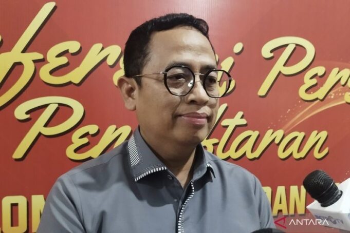 Anggota Bawaslu RI Puadi usai meninjau proses pendaftaran bakal pasangan calon untuk Pilkada 2024 di Kantor KPU Sumatera Utara, Medan, Kamis (29/8/2024).