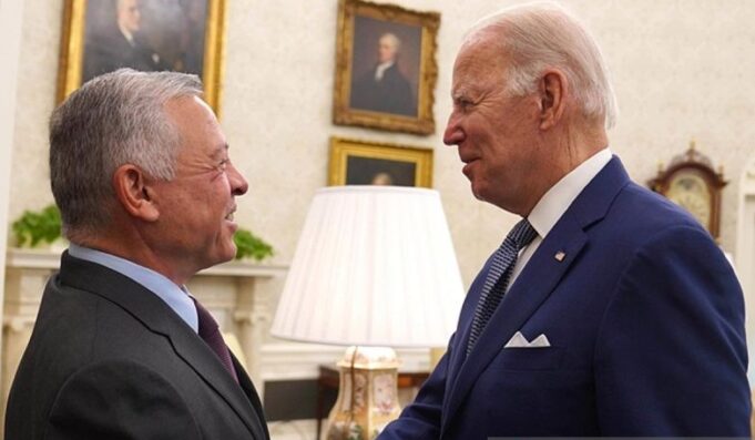 Presiden Amerika Serikat Joe Biden (kanan) bertemu Raja Abdullah II dari Yordania untuk membahas upaya meredakan ketegangan di Timur Tengah.