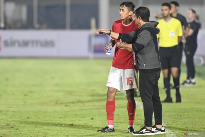 Pelatih Timnas U-20 Indonesia Indra Sjafri (kanan) memberikan arahan kepada pesepak bola Dony Tri Pamungkas (kiri) saat melawan Timnas U-20 China dalam pertandingan persahabatan internasional di Stadion Madya, Gelora Bung Karno (GBK), Senayan, Jakarta, Jumat (22/3/2023). Pertandingan berakhir imbang dengan skor 1-1.