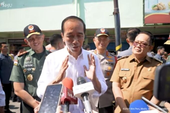 Presiden Joko Widodo (Jokowi) saat menyampaikan pernyataan usai mengunjungi Pasar Soponyono, Surabaya, Provinsi Jawa Timur, Jumat (6/9/2024).