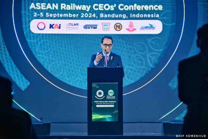 Menteri Pehubungan (Menhub) Budi Karya Sumadi memberi sambutan dalam ajang ASEAN Railway CEOs’ Conference (ARCEOs’ Conference) ke-44 di Bandung, Jawa Barat, Selasa (3/9/2024).